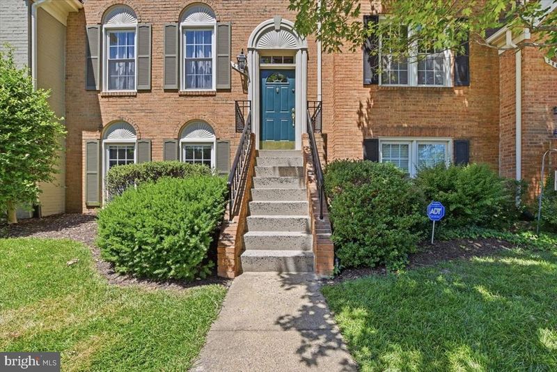 2004 Gallows Tree Ln, Vienna, VA 22182
