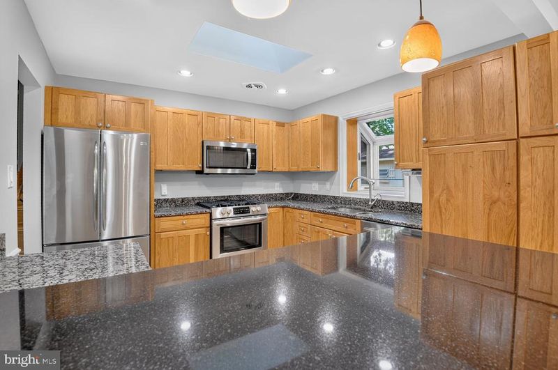 2542 Hillsman St, Falls Church, VA 22043
