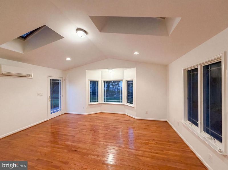 8947 Rosewood St, Manassas, VA 20110