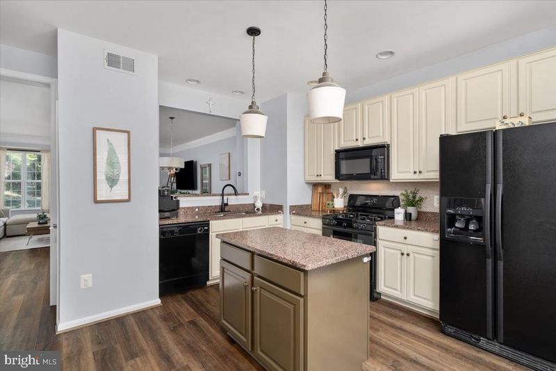 599 Edmonton Ter NE, Leesburg, VA 20176