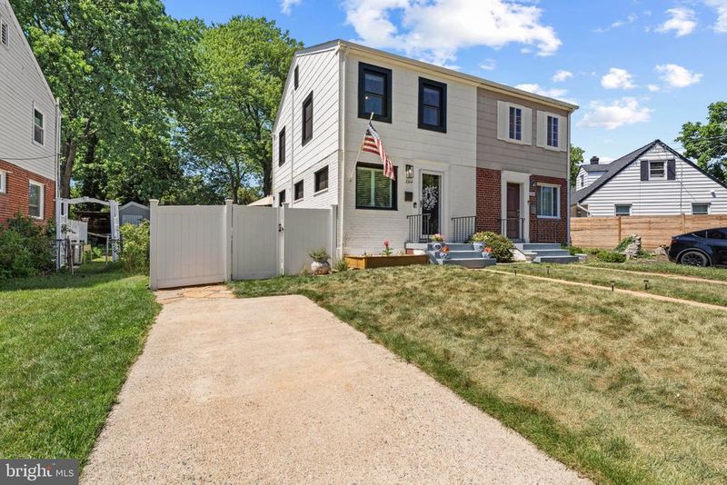 2204 Dartmouth Dr, Alexandria, VA 22307