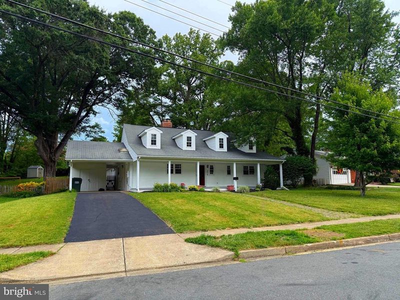 7412 Axton St, Springfield, VA 22151