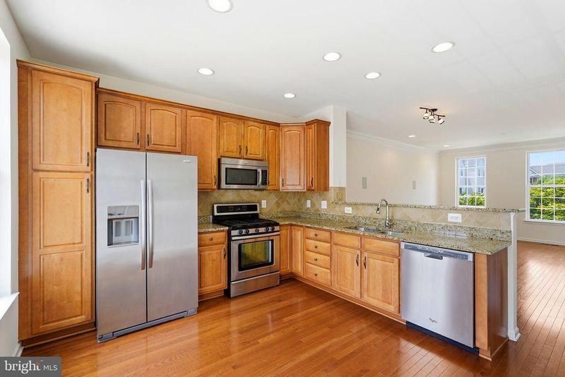 42817 Pamplin Ter, Chantilly, VA 20152
