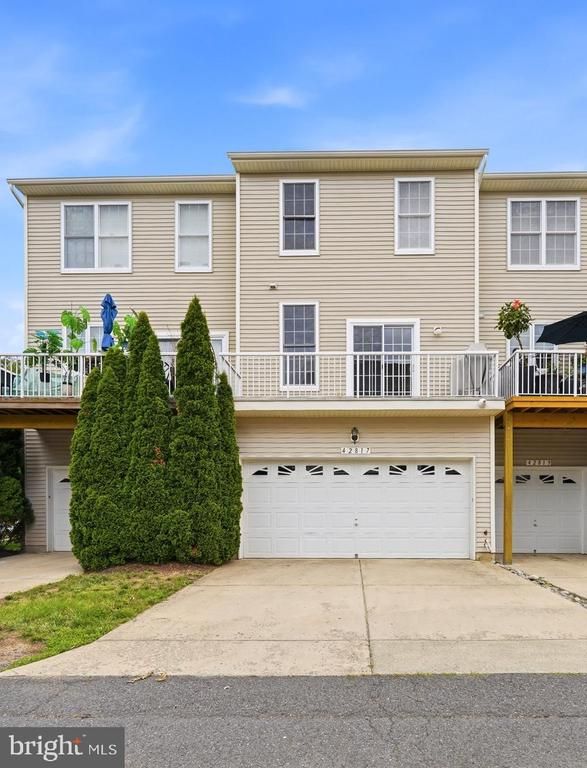 42817 Pamplin Ter, Chantilly, VA 20152