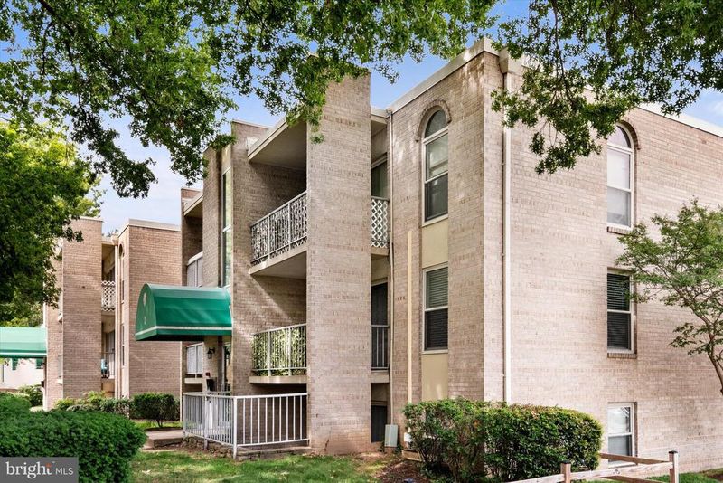 2 Canterbury Sq #202, Alexandria, VA 22304