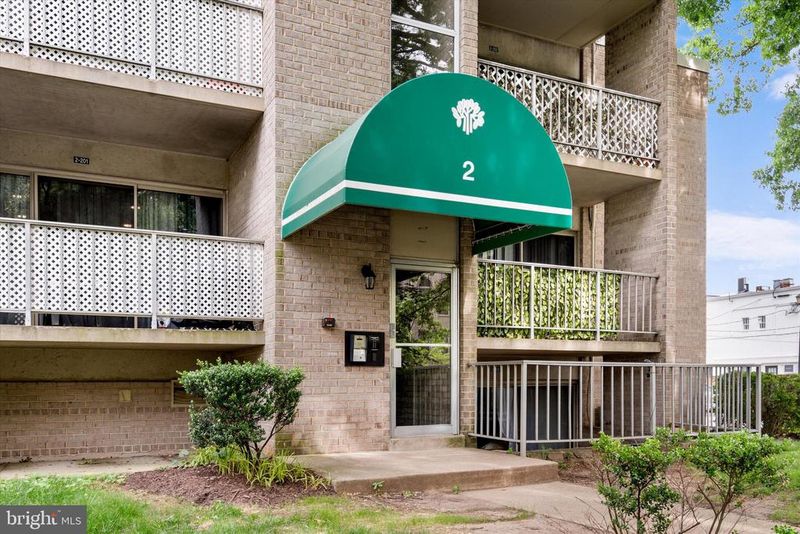 2 Canterbury Sq #202, Alexandria, VA 22304
