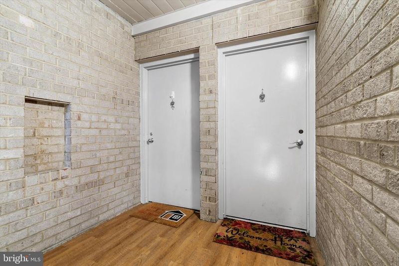 2 Canterbury Sq #202, Alexandria, VA 22304