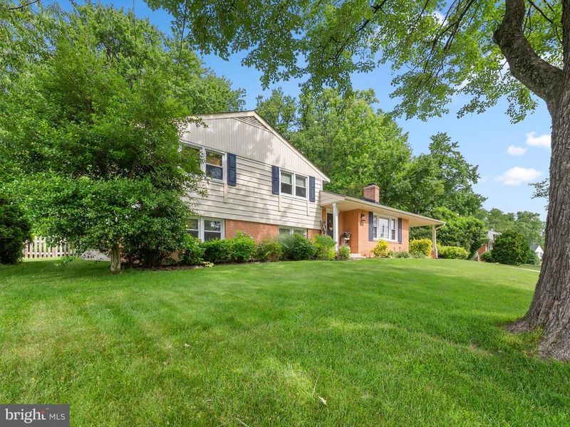 5208 Lindsay St, Fairfax, VA 22032