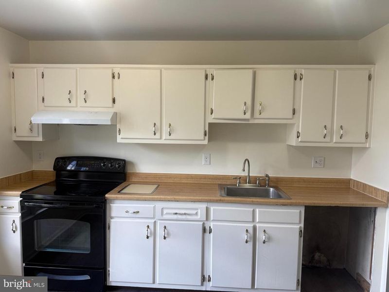 1062 Tottenham Ct, Sterling, VA 20164