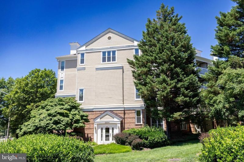 2204 Westcourt Ln #121, Herndon, VA 20170