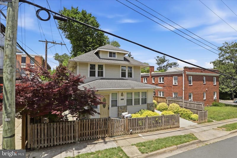 2206 S Grant St S, Arlington, VA 22202