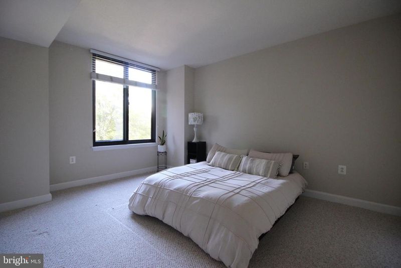 2451 Midtown Ave #305, Alexandria, VA 22303