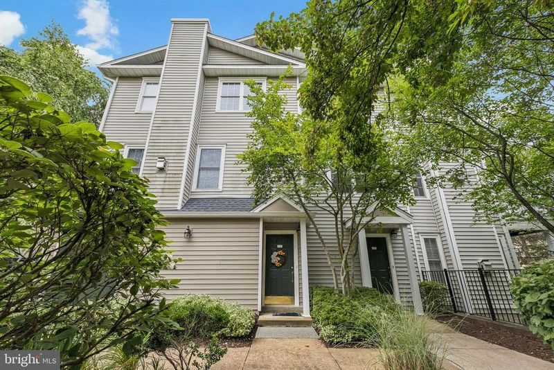4542 Superior Sq, Fairfax, VA 22033