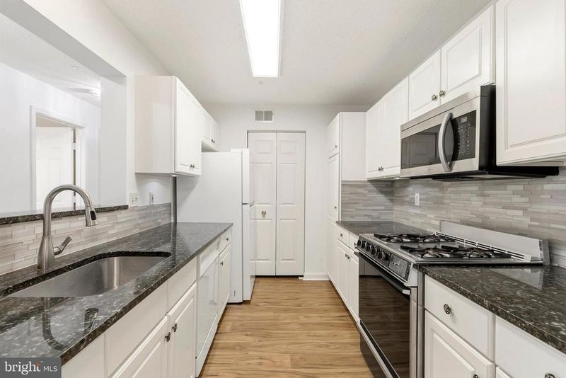 10022 Vanderbilt Cir #10, Rockville, MD 20850