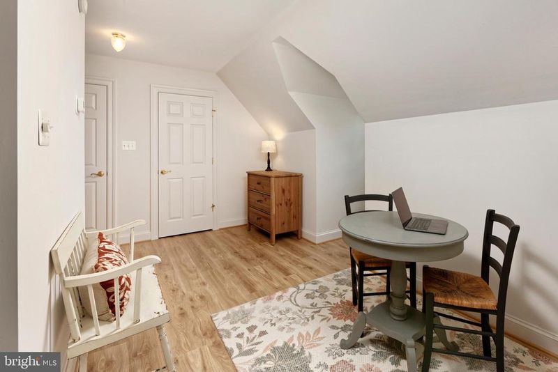 20084 Woodtrail Rd, Round Hill, VA 20141