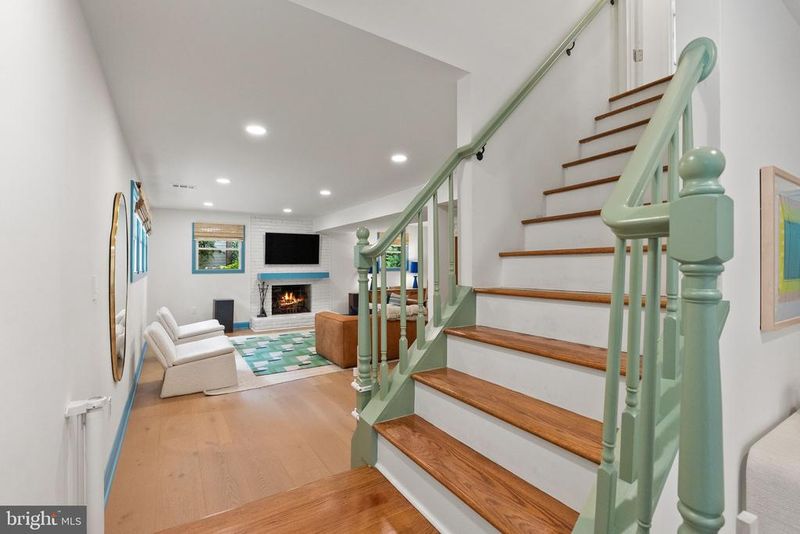 9221 Weant Dr, Great Falls, VA 22066