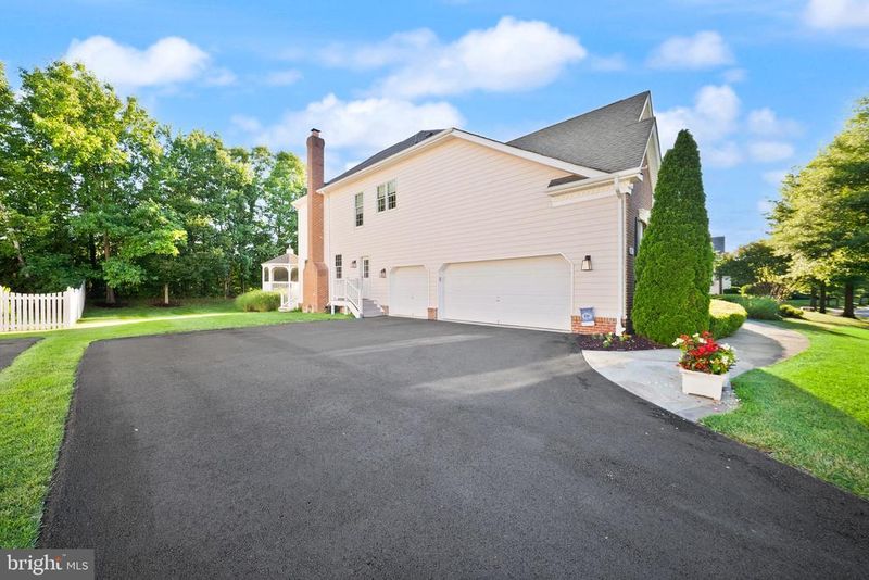 20247 Kiawah Island Dr, Ashburn, VA 20147