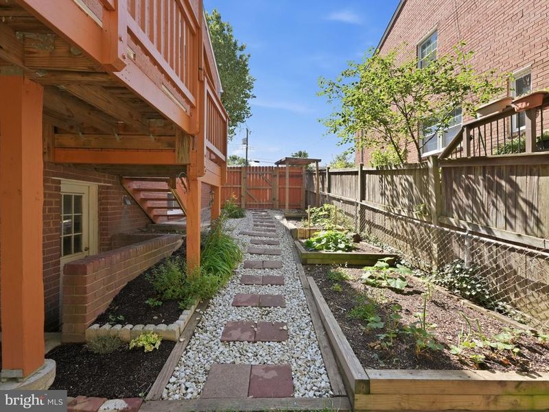 31 Garden Dr, Alexandria, VA 22304