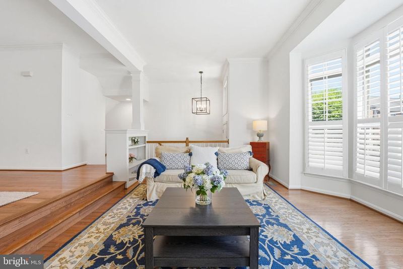 8656 Royal Worcester Ln, Fairfax, VA 22031