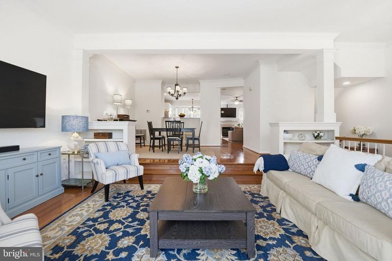 8656 Royal Worcester Ln, Fairfax, VA 22031