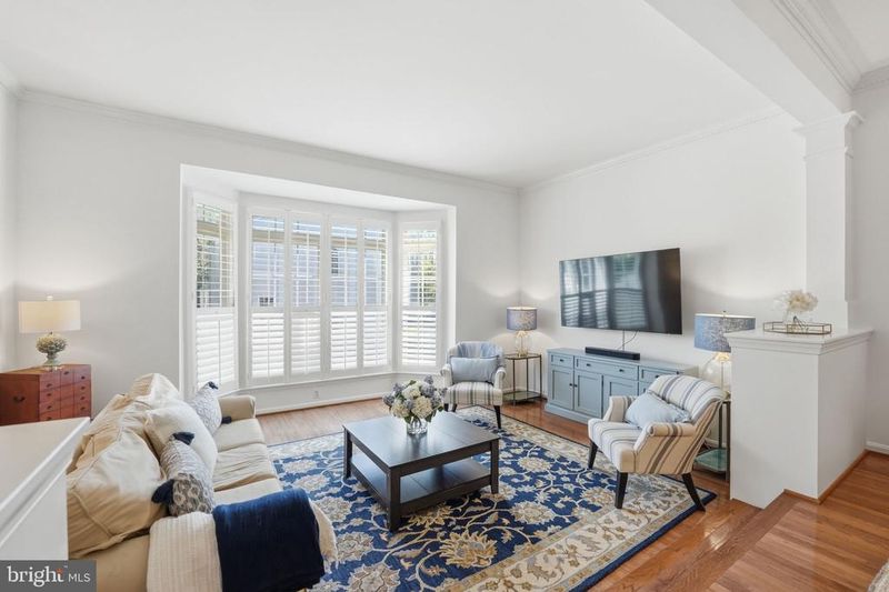 8656 Royal Worcester Ln, Fairfax, VA 22031