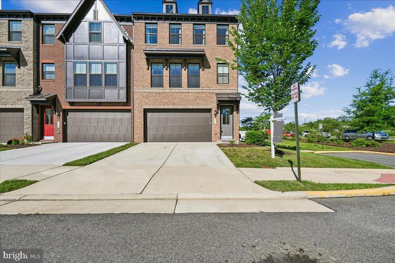 8120 Bock Farm Pl, Alexandria, VA 22306