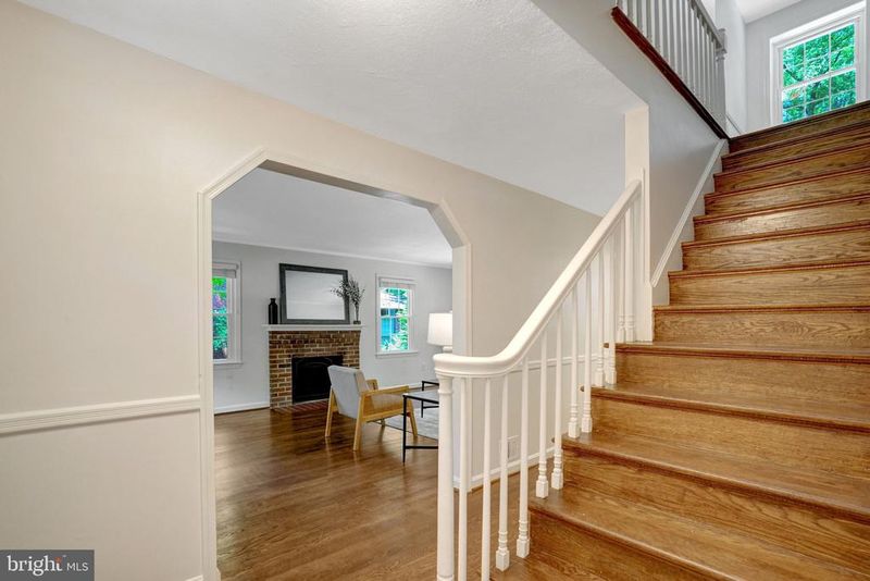 6526 Oakwood Dr, Falls Church, VA 22041