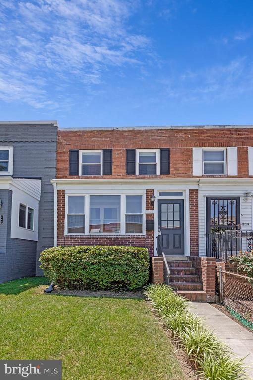 241 Lynhaven Dr, Alexandria, VA 22305