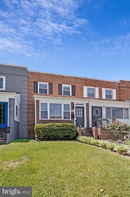 241 Lynhaven Dr, Alexandria, VA 22305