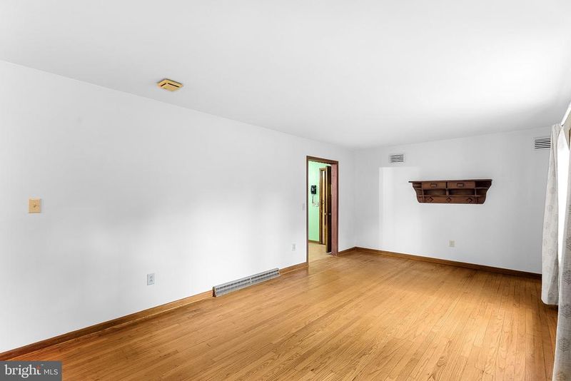 14 Quarter Branch Rd, Lovettsville, VA 20180