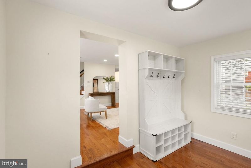 5940 Edgehill Dr, Alexandria, VA 22303