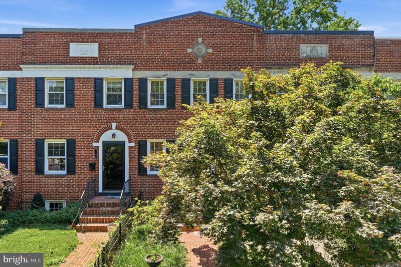 1128 Powhatan St, Alexandria, VA 22314