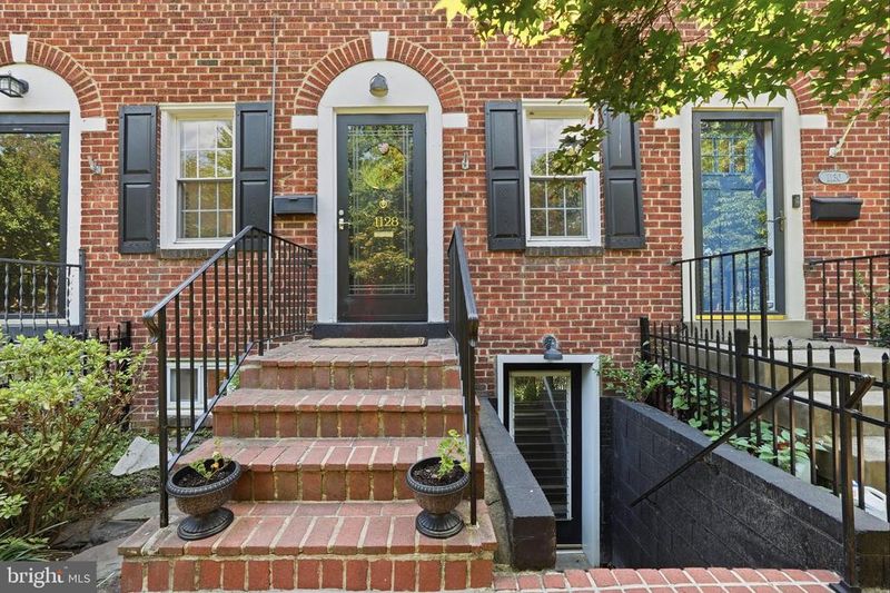 1128 Powhatan St, Alexandria, VA 22314