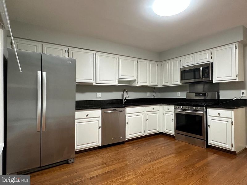10152 Village Knolls Ct, Oakton, VA 22124