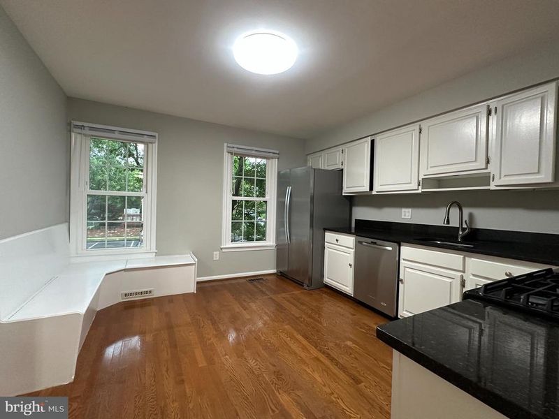 10152 Village Knolls Ct, Oakton, VA 22124