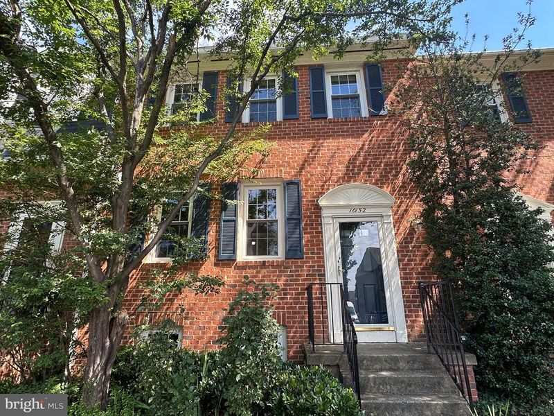 10152 Village Knolls Ct, Oakton, VA 22124