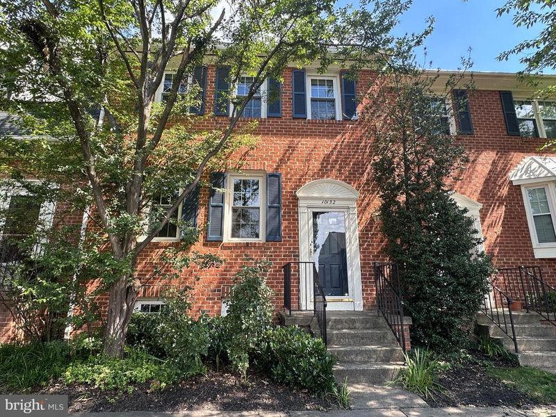 10152 Village Knolls Ct, Oakton, VA 22124