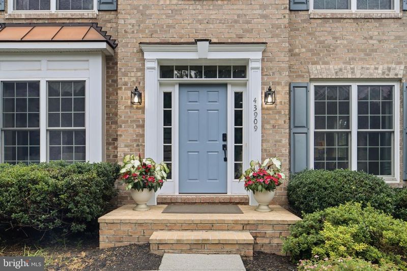 43909 Churchill Glen Dr, Chantilly, VA 20152