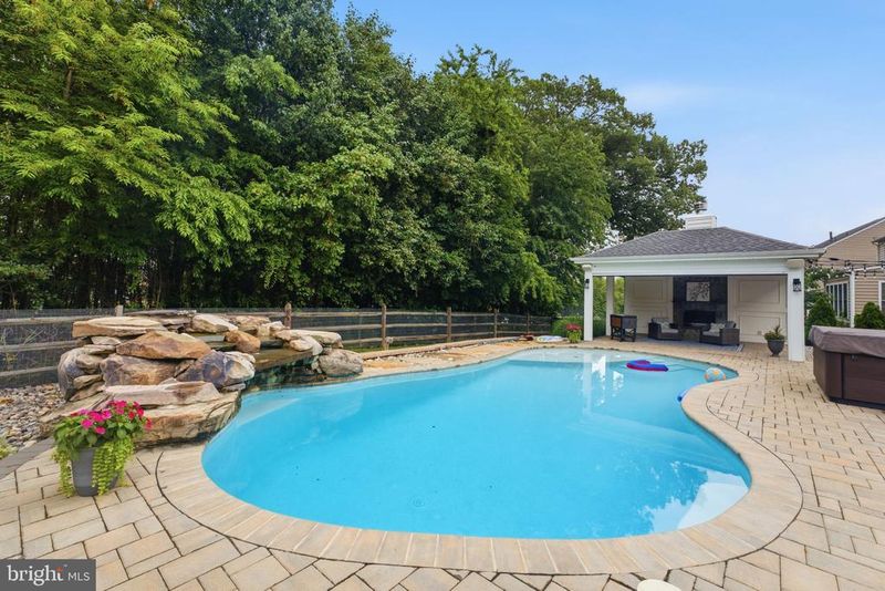 43909 Churchill Glen Dr, Chantilly, VA 20152