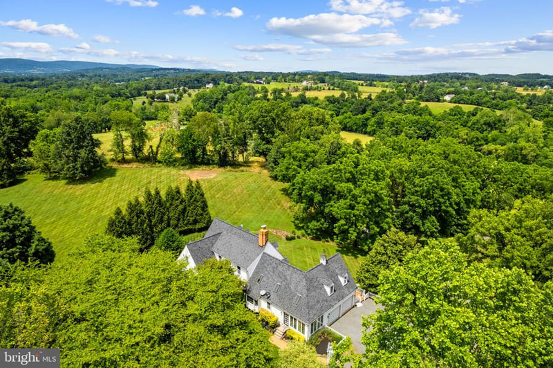 19725 Woodtrail Rd, Round Hill, VA 20141