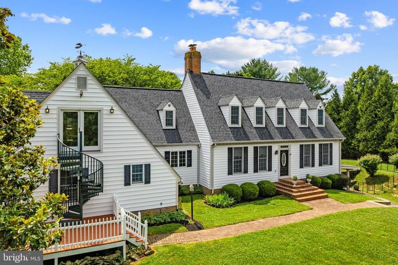 19725 Woodtrail Rd, Round Hill, VA 20141