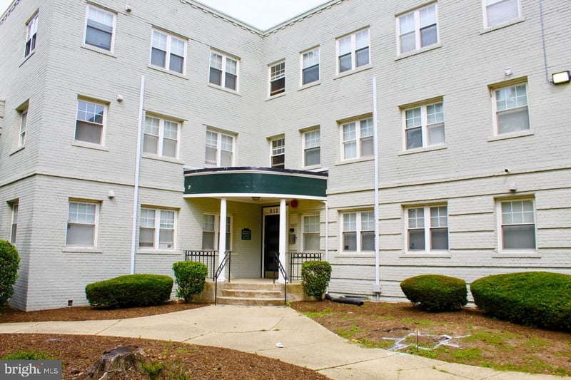 912 Barnaby St SE #302, Washington, DC 20032