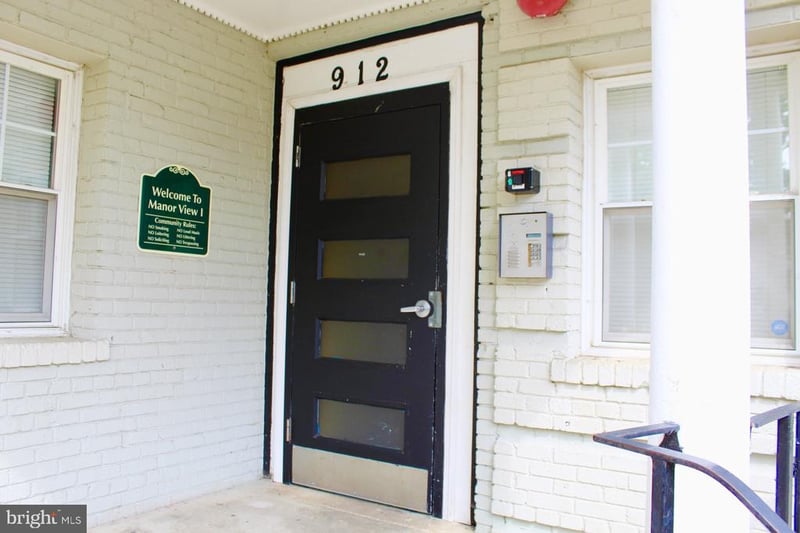 912 Barnaby St SE #302, Washington, DC 20032