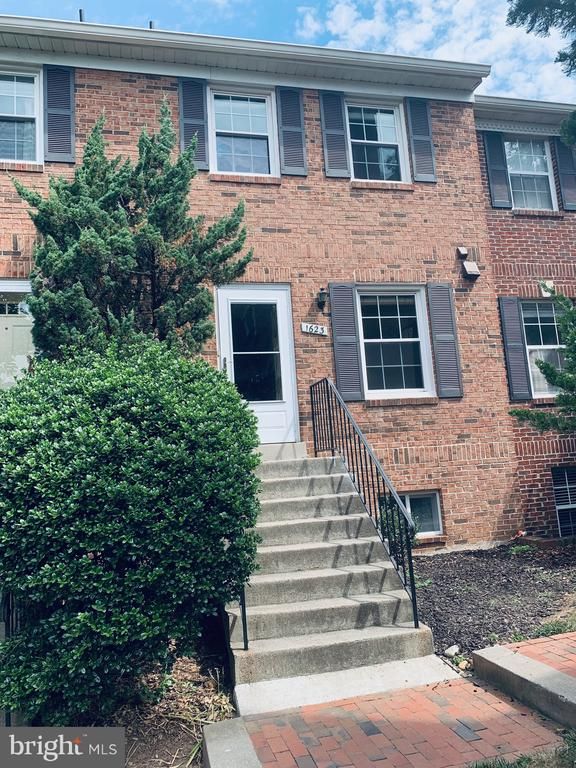 1623 S Barton St #18, Arlington, VA 22204
