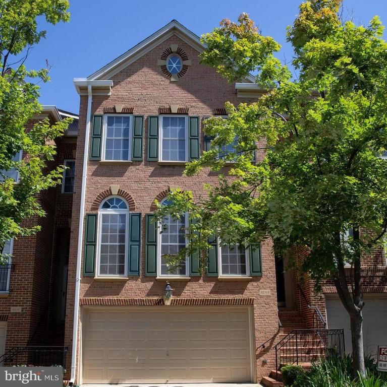 9243 Point Replete Dr, Fort Belvoir, VA 22060
