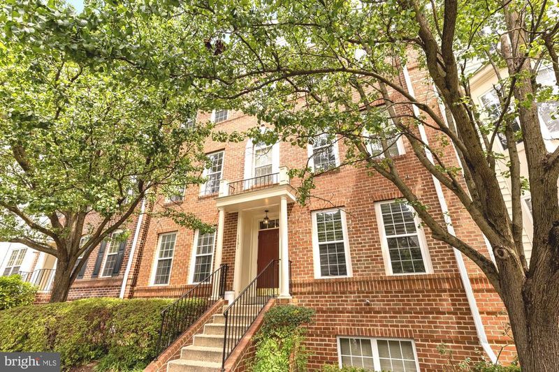 1591 Leeds Castle Dr #201, Vienna, VA 22182