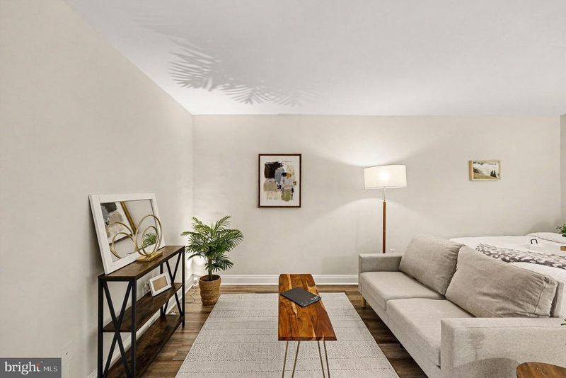 2325 42nd St NW #220, Washington, DC 20007