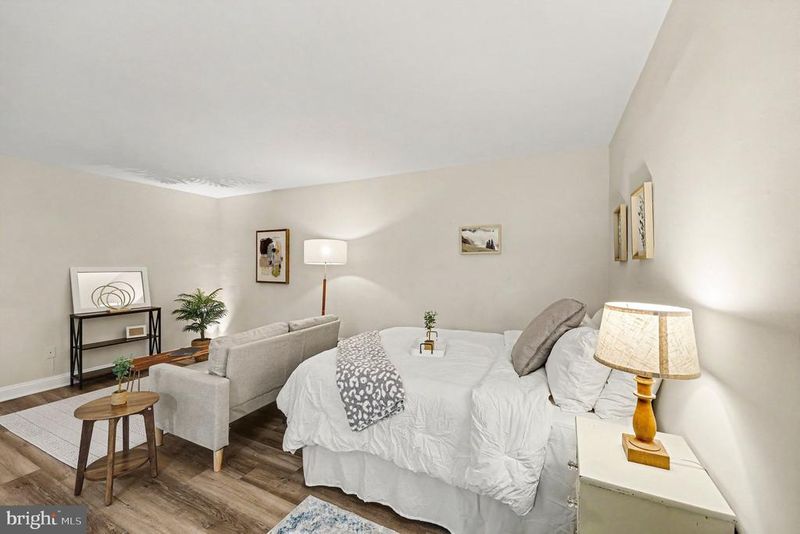2325 42nd St NW #220, Washington, DC 20007