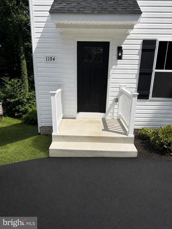 1194 Holly St, Fredericksburg, VA 22405