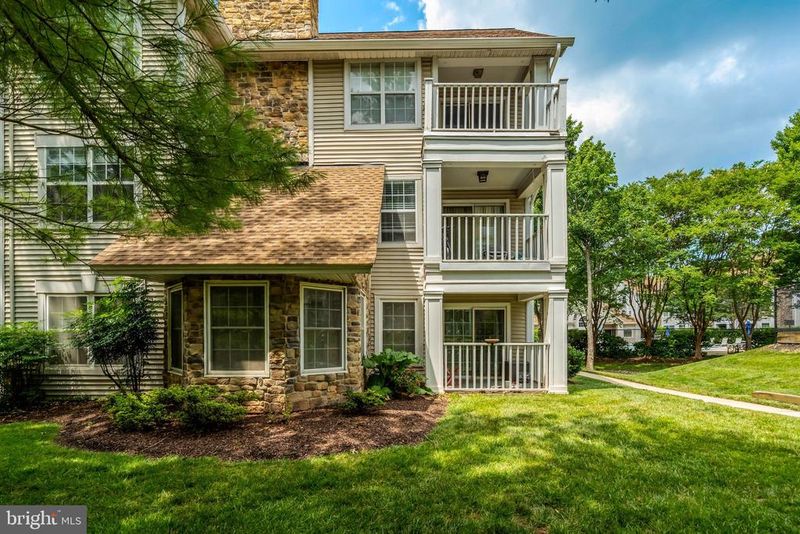5632 Willoughby Newton Dr #13, Centreville, VA 20120